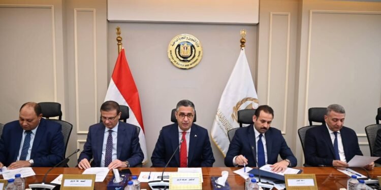 وزيرا التموين والزراعة ورئيس جهاز مستقبل مصر يبحثون مستقبل صناعة السكر