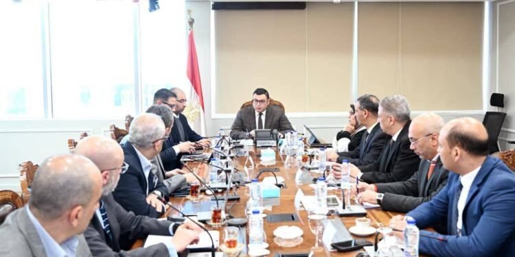 وزير الإسكان يعقد اجتماعاً مع مسؤولي “سيتي إيدج” لبحث موقف تطوير وتشغيل الشواطئ بمدينة العلمين الجديدة