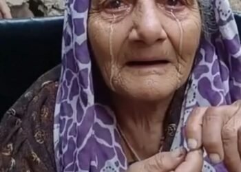 يا ترى إيه الحقيقة؟ رد مفاجئ من الأم على فيديو “ضرب بنتها لها”