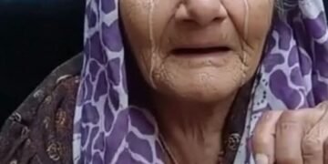 يا ترى إيه الحقيقة؟ رد مفاجئ من الأم على فيديو “ضرب بنتها لها”