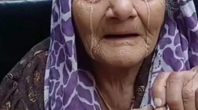 يا ترى إيه الحقيقة؟ رد مفاجئ من الأم على فيديو “ضرب بنتها لها”