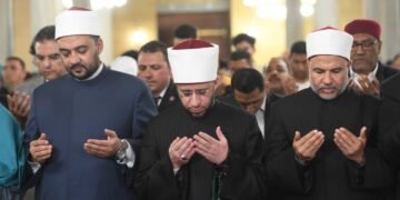 وزير الأوقاف يؤدي صلاة التراويح في أول ليلة من رمضان بمسجد الإمام الحسين… وشبكة قنوات الحياة تنقل التراويح يوميًا من رحاب المسجد