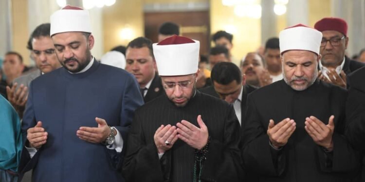 وزير الأوقاف يؤدي صلاة التراويح في أول ليلة من رمضان بمسجد الإمام الحسين… وشبكة قنوات الحياة تنقل التراويح يوميًا من رحاب المسجد