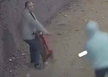 بأي ذنب يُحرم طفل صغير من براءته ومن قدمه؟ وبأي جرأة يطلق “مجرمون” نيران غدرهم على أب وابنه وهما عائدان من بيت الله بعد صلاة العشاء؟