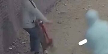 بأي ذنب يُحرم طفل صغير من براءته ومن قدمه؟ وبأي جرأة يطلق “مجرمون” نيران غدرهم على أب وابنه وهما عائدان من بيت الله بعد صلاة العشاء؟