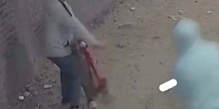 بأي ذنب يُحرم طفل صغير من براءته ومن قدمه؟ وبأي جرأة يطلق “مجرمون” نيران غدرهم على أب وابنه وهما عائدان من بيت الله بعد صلاة العشاء؟