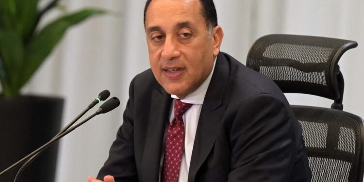 رئيس الوزراء يتابع مع وزير البترول والثروة المعدنية موقف الاحتياطيات من المواد البترولية وانتظام تأمين الامدادات