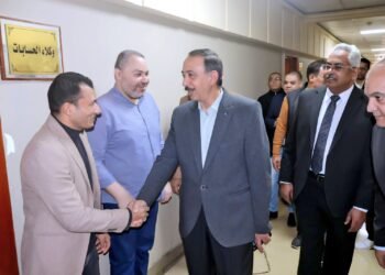 محافظ سوهاج يتفقد إدارات الديوان العام
