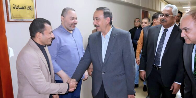 محافظ سوهاج يتفقد إدارات الديوان العام