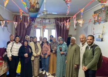 طلاب كلية التربية النوعية يرسمون البسمة على وجوه نزلاء دار المسنين بسوهاج