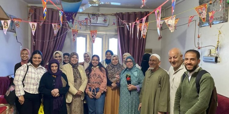 طلاب كلية التربية النوعية يرسمون البسمة على وجوه نزلاء دار المسنين بسوهاج