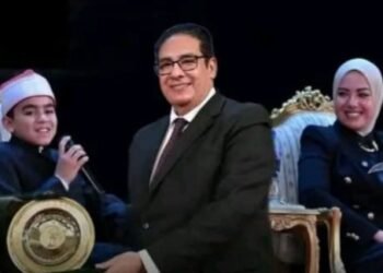 رئيس جامعه القاهره يكرم الطفل المعجزه محمد القلاجي