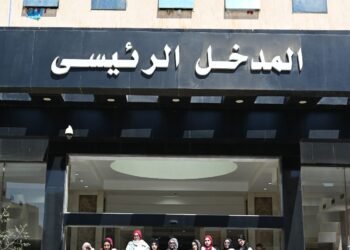 طلاب سوهاج الأهلية يواصلون رسم البسمة على وجوه الأطفال.. فى مبادرة إنسانية جديدة بمستشفى الطوارئ الجامعي