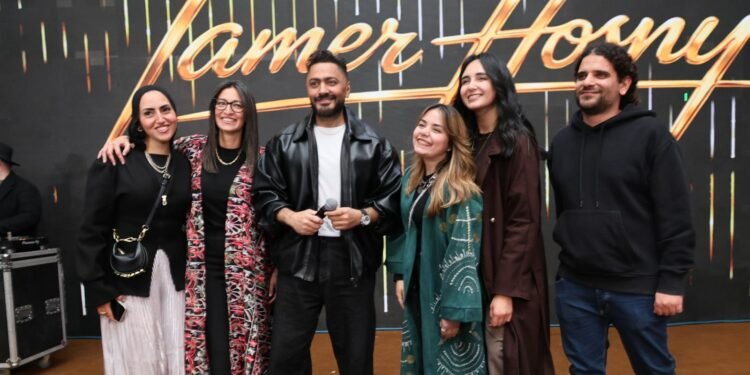 تفاعل جماهيري كبير مع تامر حسني في حفل رمضاني بالقاهرة