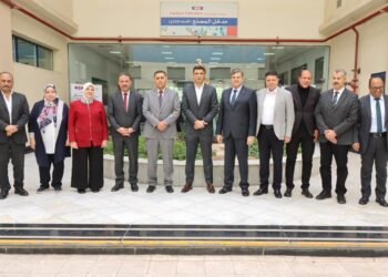 وزير الصناعة يتفقد مصنع “آمون للأدوية” بالعبور