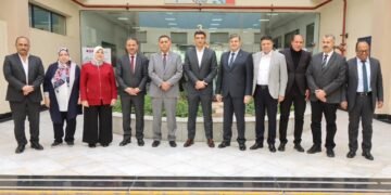 وزير الصناعة يتفقد مصنع “آمون للأدوية” بالعبور