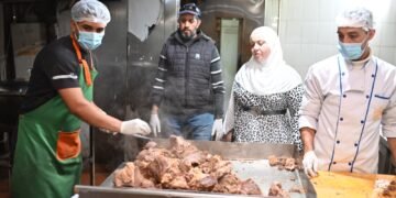 متابعة تطبيق اشتراطات سلامة الغذاء بمدن جامعة سوهاج.. ورضا طلابي عن مستوي الخدمه