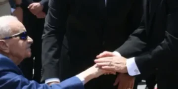 السيسي على رأس مشيعي جنازة والد الدكتور مصطفى مدبولي