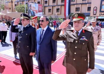 محافظ سوهاج يضع إكليل الزهور على النصب التذكاري لشهداء المحافظة