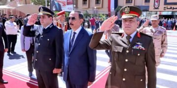 محافظ سوهاج يضع إكليل الزهور على النصب التذكاري لشهداء المحافظة