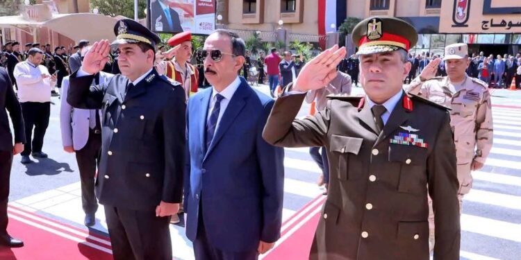 محافظ سوهاج يضع إكليل الزهور على النصب التذكاري لشهداء المحافظة