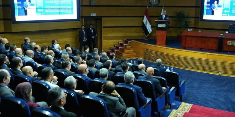 وزير البترول والثروة المعدنية لرؤساء شركات الإنتاج : تطبيق استراتيجية الحفر الأفقي والتكسير الهيدروليكي لزيادة إنتاج مصر البترولي