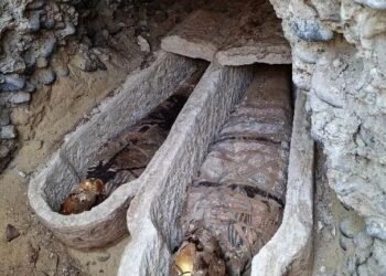 كشف أثري جديد في المنيا.. البعثة الإسبانية تكشف مقبرة رومانية نادرة وألسنة ذهبية بالبهنسا تكشف ملامح الطقوس الجنائزية في العصرين اليوناني والروماني