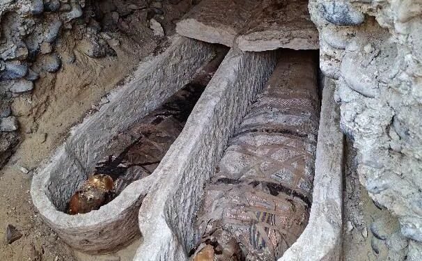 كشف أثري جديد في المنيا.. البعثة الإسبانية تكشف مقبرة رومانية نادرة وألسنة ذهبية بالبهنسا تكشف ملامح الطقوس الجنائزية في العصرين اليوناني والروماني