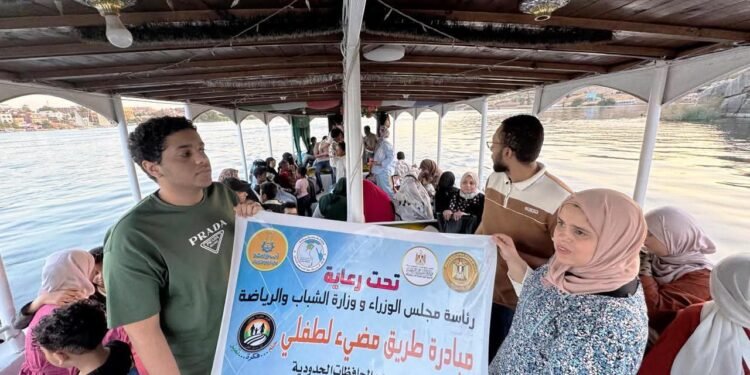 محافظ أسوان يقدم شكره للقائمين على تنفيذ مبادرة ” طريق مضئ لطفلى” .. وتنظيم يوم ترفيهى لذوى الإعاقة البصرية