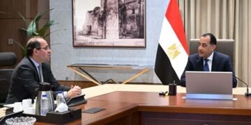 رئيس الوزراء يستعرض مع وزير المالية أبرز النشاطات واللقاءات في اجتماعات صندوق النقد والبنك الدوليين بواشنطن