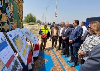 خلال طريقه لافتتاح مصنع شركة سيناء الوطنية للصناعات البلاستيكية في بئر العبد: رئيس الوزراء يتفقد أعمال تطوير ورفع كفاءة أحد الطرق خارج مسار الزيارة