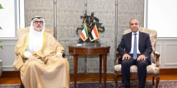 وزيرا خارجية مصر والكويت يعقدان مشاورات سياسية في القاهرة ويؤكدان عمق العلاقات الأخوية بين البلدين الشقيقين