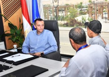 محافظ أسوان يواصل لقاءاته الجماهيرية مع 38 مواطن ومواطنة .. ويوجه المسئولين بتلبية مطالبهم