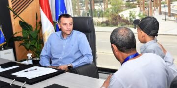 محافظ أسوان يواصل لقاءاته الجماهيرية مع 38 مواطن ومواطنة .. ويوجه المسئولين بتلبية مطالبهم