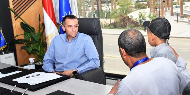 محافظ أسوان يواصل لقاءاته الجماهيرية مع 38 مواطن ومواطنة .. ويوجه المسئولين بتلبية مطالبهم