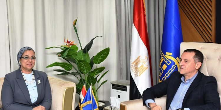 محافظ أسوان: يؤكد على الشراكة الإستراتيجية بين المحافظة والمجلس  القومى للمرأة لتمكين وتعزيز دورها فى مختلف مجالات التنمية