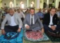 محافظ سوهاج يؤدي صلاة الجمعة بمسجد الشرطة بحي شرق