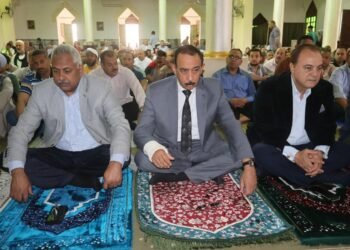 محافظ سوهاج يؤدي صلاة الجمعة بمسجد الشرطة بحي شرق