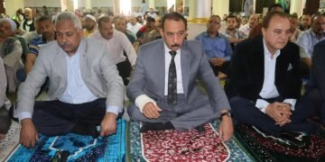 محافظ سوهاج يؤدي صلاة الجمعة بمسجد الشرطة بحي شرق