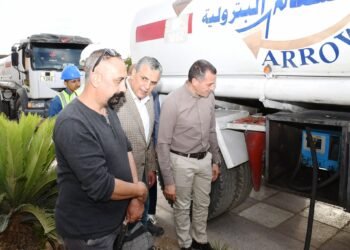 محافظ أسوان : توفير 2 سيارة متنقلة لتعبئة السولار لإستخدامها بشكل فورى فى حال غلق أى محطة مخالفة للضوابط والتعليمات المنظمة لعمليات التموين والتزود بالوقود