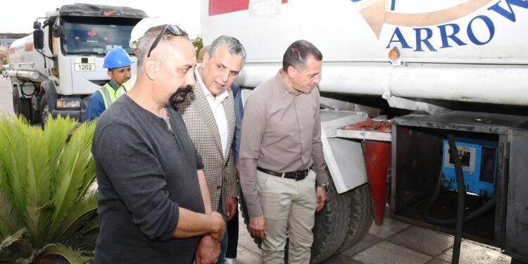 محافظ أسوان : توفير 2 سيارة متنقلة لتعبئة السولار لإستخدامها بشكل فورى فى حال غلق أى محطة مخالفة للضوابط والتعليمات المنظمة لعمليات التموين والتزود بالوقود