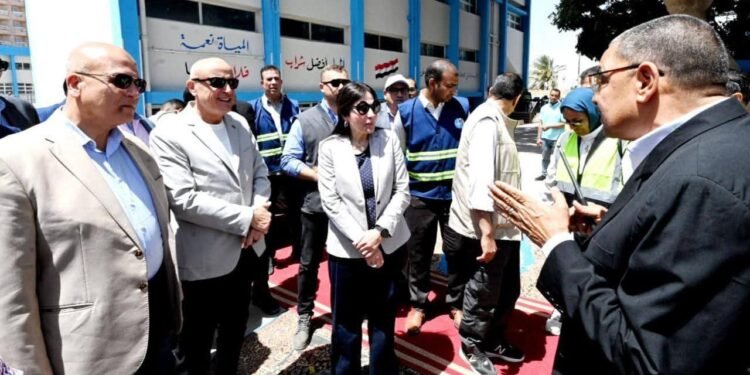 وزيرة الإسكان ومحافظ الأقصر يتفقدان محطة مياه الأقصر الغربية