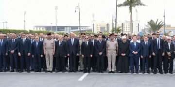 السيسي على رأس مشيعي جنازة والد الدكتور مصطفى مدبولي