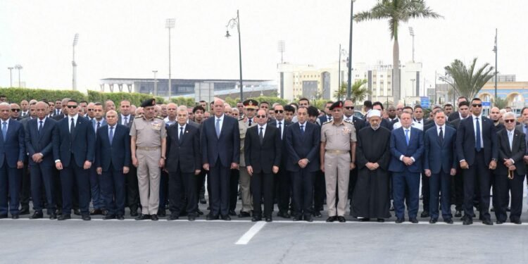 السيسي على رأس مشيعي جنازة والد الدكتور مصطفى مدبولي