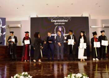 وسط مشاركة لأولياء الأمور..محافظ أسوان يشهد فعاليات حفل تخريج أول دفعة تحمل شهادة مصرية بمعايير دولية لمدارس النيل المصرية الدولية