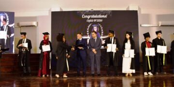 وسط مشاركة لأولياء الأمور..محافظ أسوان يشهد فعاليات حفل تخريج أول دفعة تحمل شهادة مصرية بمعايير دولية لمدارس النيل المصرية الدولية