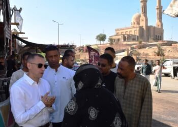 محافظ أسوان يواصل الجولات المفاجئة.. ضبط مخالفات تموينية وتشديدات حاسمة لإعادة الإنضباط للشارع الأسوانى