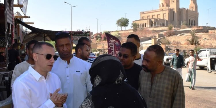 محافظ أسوان يواصل الجولات المفاجئة.. ضبط مخالفات تموينية وتشديدات حاسمة لإعادة الإنضباط للشارع الأسوانى
