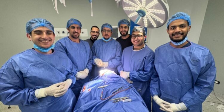 وتتوالي المعجزات الطبية بمستشفيات سوهاج الجامعية .. انقاذ بصر طفل باستخراج جسم غريب بطول 10 سم من محجر العين