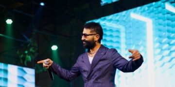 تنظيم وليد منصور.. أحمد سعد يتألق في حفل ضخم داخل Dusit Thani LakeView Cairo.. حضور مكثف وتفاعل لافت من الجمهور